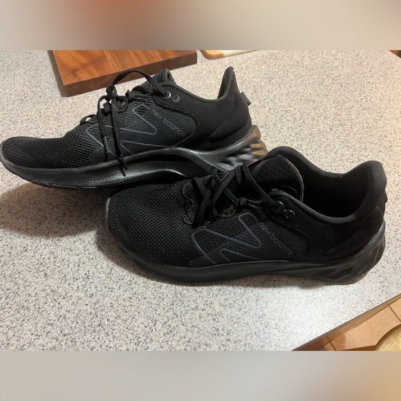 Men’s New Balance Sneakers Size 13 - Picture 3 of 8